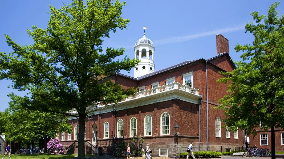 Câți români studiază la Harvard? Ambasada României în SUA, anunţ după decizia lui Trump privind studenţii străini