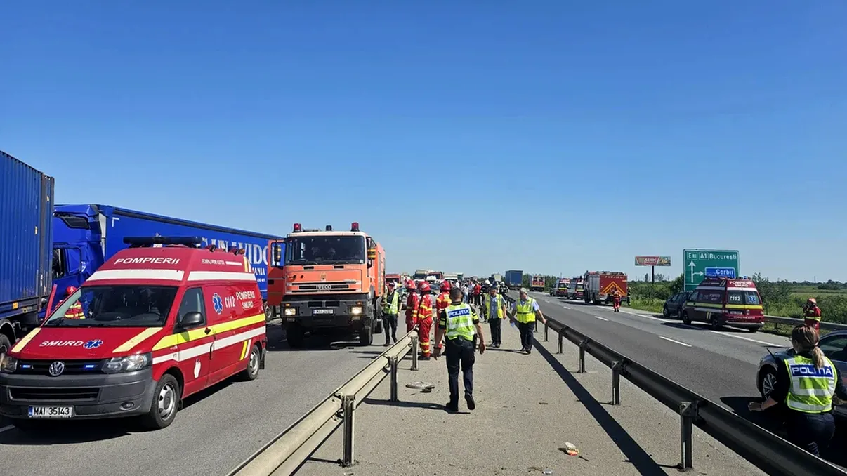 Greșeala gravă făcută de șoferul de TIR care a provocat accidentul de pe A1. Ce făcea cu puțin timp înainte să strivească mașina din fața sa