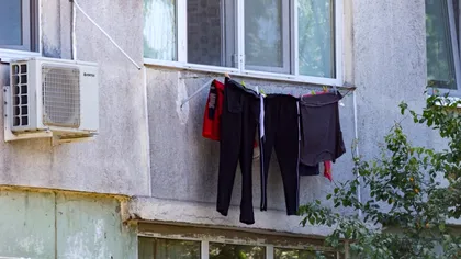 Orașul din România care interzice uscarea rufelor în afara balconului. Amenzi de până la 1.500 de lei