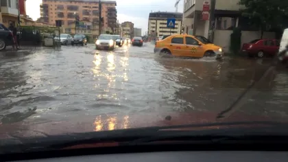 Ploile au făcut prăpăd în București. Echipele Apa Nova intervin în mai multe zone din Capitală
