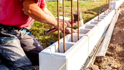 Cât costă un gard din plasă, din lemn sau din BCA în 2025. Ce trebuie să știi despre autorizații, materiale și manoperă