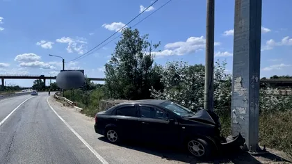 Șofer cu alcoolemie uriașă, implicat într-un accident în Craiova. A lovit un stâlp în plin. Avea 1,12 mg/l alcool în aerul expirat