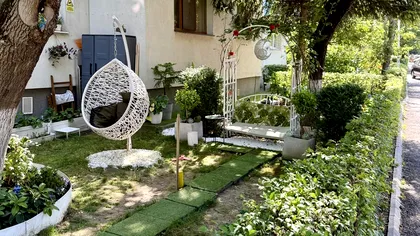 Grădina unui bloc din Bucureşti, virală. Are balansoar, ornamente din fier forjat şi plante din belşug. „E un exemplu pentru tot cartierul”