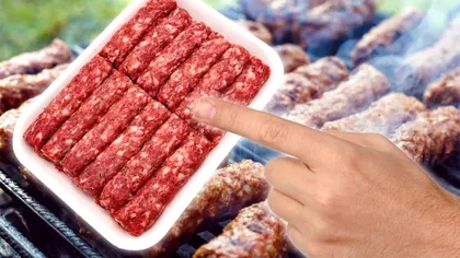 Cât timp se ţin micii pe grătar? Se întorc o singură dată. Greşeala care îi usucă imediat